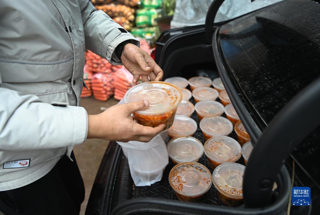 一家人高速停车做饭，后备箱成温馨厨房？安全与法规需共同关注