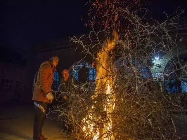 惊魂瞬间！司机喝水失神，豪车撞山燃起熊熊烈火！