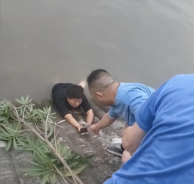 惊险！大爷舍命救落水女子，竟被几次按进水里！结局让人揪心！