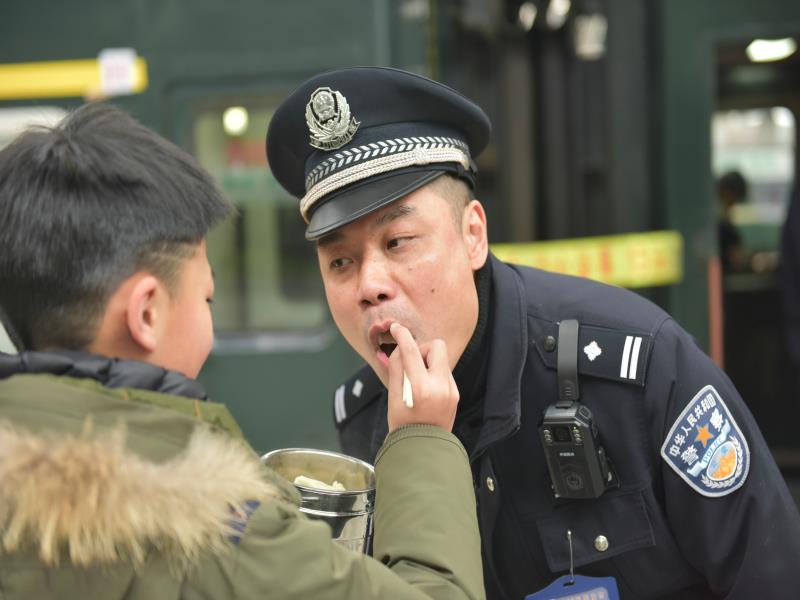 警察父子站台短暂团聚，这个春节你们辛苦了！