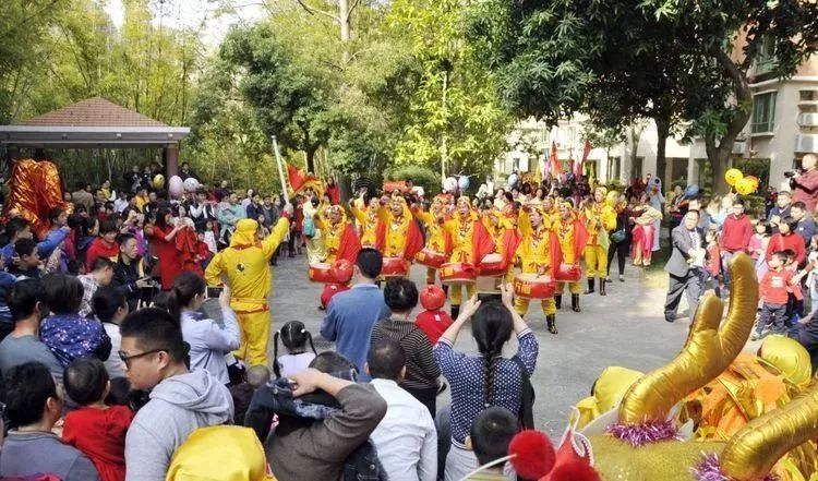 山东人大年初一磕头拜年队伍数百米——传统与现代的交融