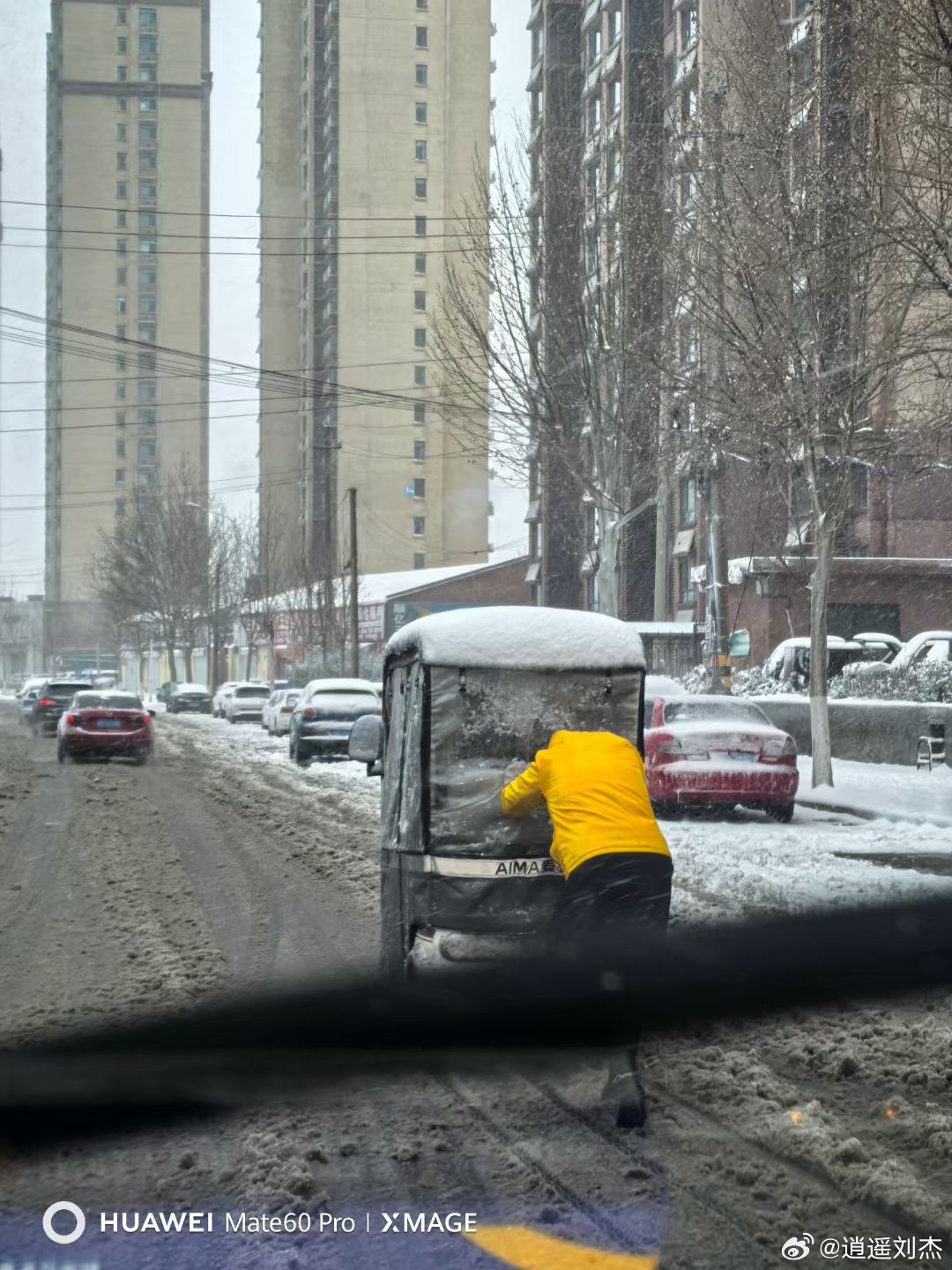 济南暴雪夜惊魂！汽车变‘绝望冰壶’，司机，谁能救救我？