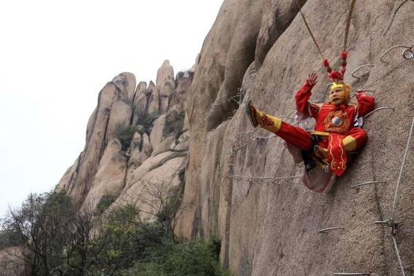 惊魂一刻！游客景区遭遇孙悟空背刺，真相令人愤怒！